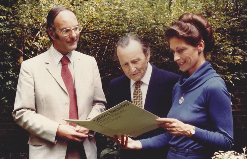 With Sir Lennox Berkeley and Jennifer Bate, 1982, discussing her forthcoming recording of organ works by Berkeley and Dickinson (<em>photo: Malcolm Crowthers</em>)